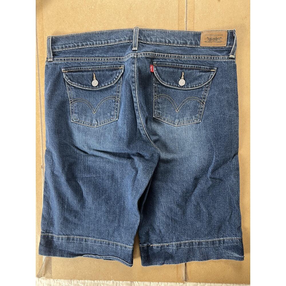 Levi's women’s 16 Blue Denim Bermuda Shorts Medium Wash Jeans 5-Pocket Casual - Picture 2 of 8